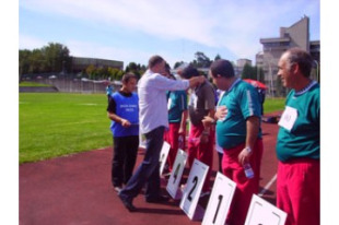 No momento de entregar as medallas aos atletas