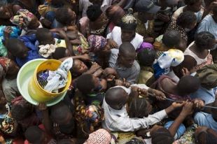 Habitantes de Kiwanja tratan de conseguir comida, este venres