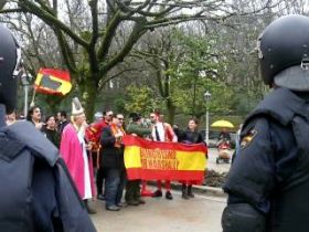 O movemento ridiculista, coa policía en fronte, o 8 de febreiro na Alameda compostelá