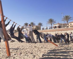 Un modelo de Prometeo foi colocado na praia de Sitges, durante o festival deste ano, e o público puido probalo