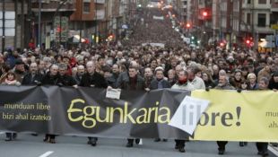 Marcha do pasado mes de Nadal, polas rúas de Bilbo, para arroupar os acusados (clique para ampliar)