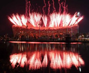 Fogos de artificio no estadio coñecido como o 'niño', no ensaio da inauguración